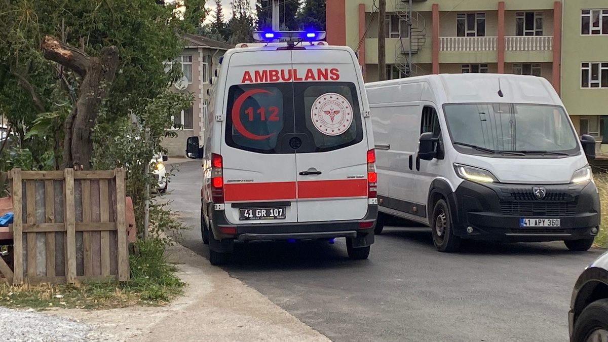 Kocaeli\'de Akaryakıt İstasyonunda Silahlı Kavga
