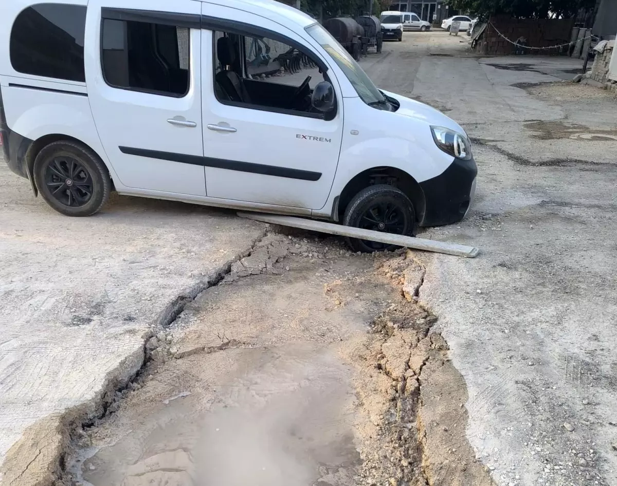 Adıyaman\'da Çöken Yolda Araç Mahsur Kaldı