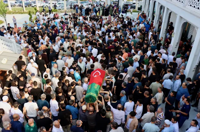 Oğlunun cenaze namazını kıldırdı