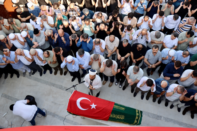 Oğlunun cenaze namazını kıldırdı