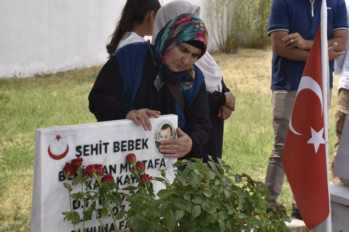 Yüksekova\'da şehit olan anne ve bebekleri kabirleri başında anıldı
