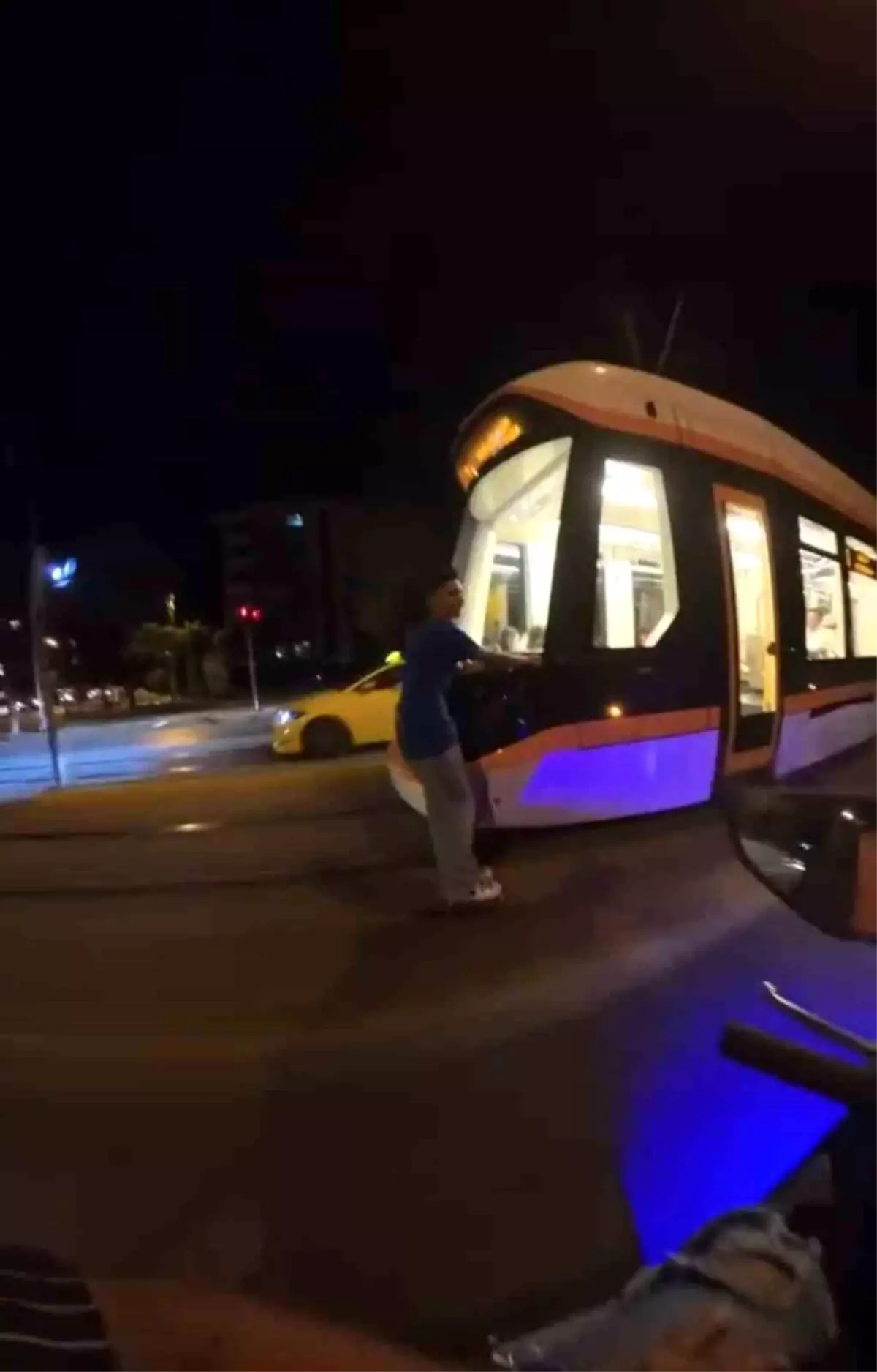 Tramvaya Tutunan Genç, Tehlikeli Yolculuk Yaptı