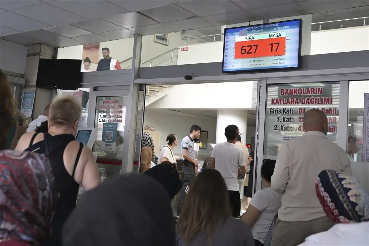 Son güne bırakmanın bedelini ödediler! Ehliyet yenileme kuyrukları müdürlükleri kilitledi