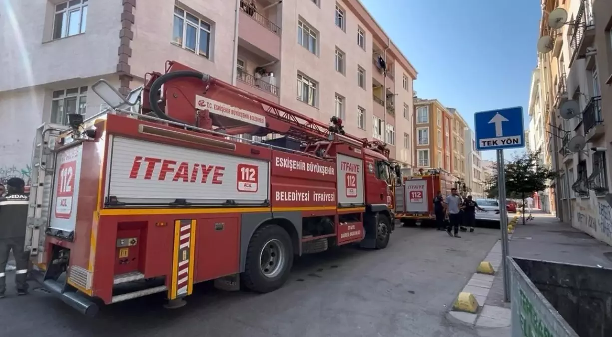 Eskişehir\'de Yangın, 2 Kedi Dumandan Etkilendi