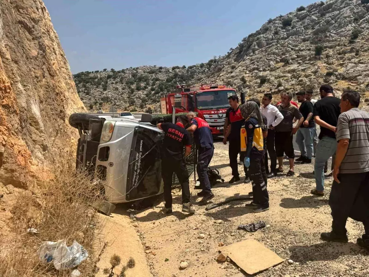 Kamyonet Şarampole Devrildi: Sürücü Ağır Yaralı