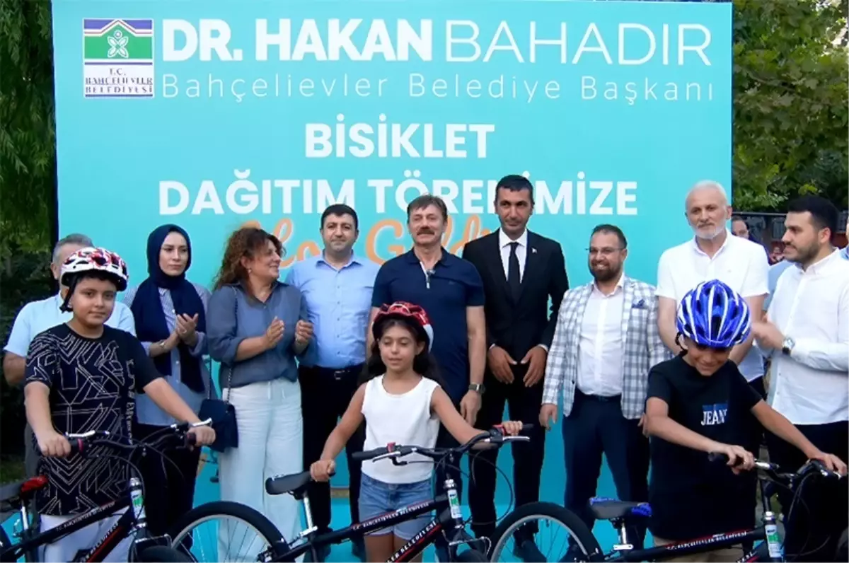 Bahçelievler\'de Gençlere Bisiklet Dağıtımı Devam Ediyor