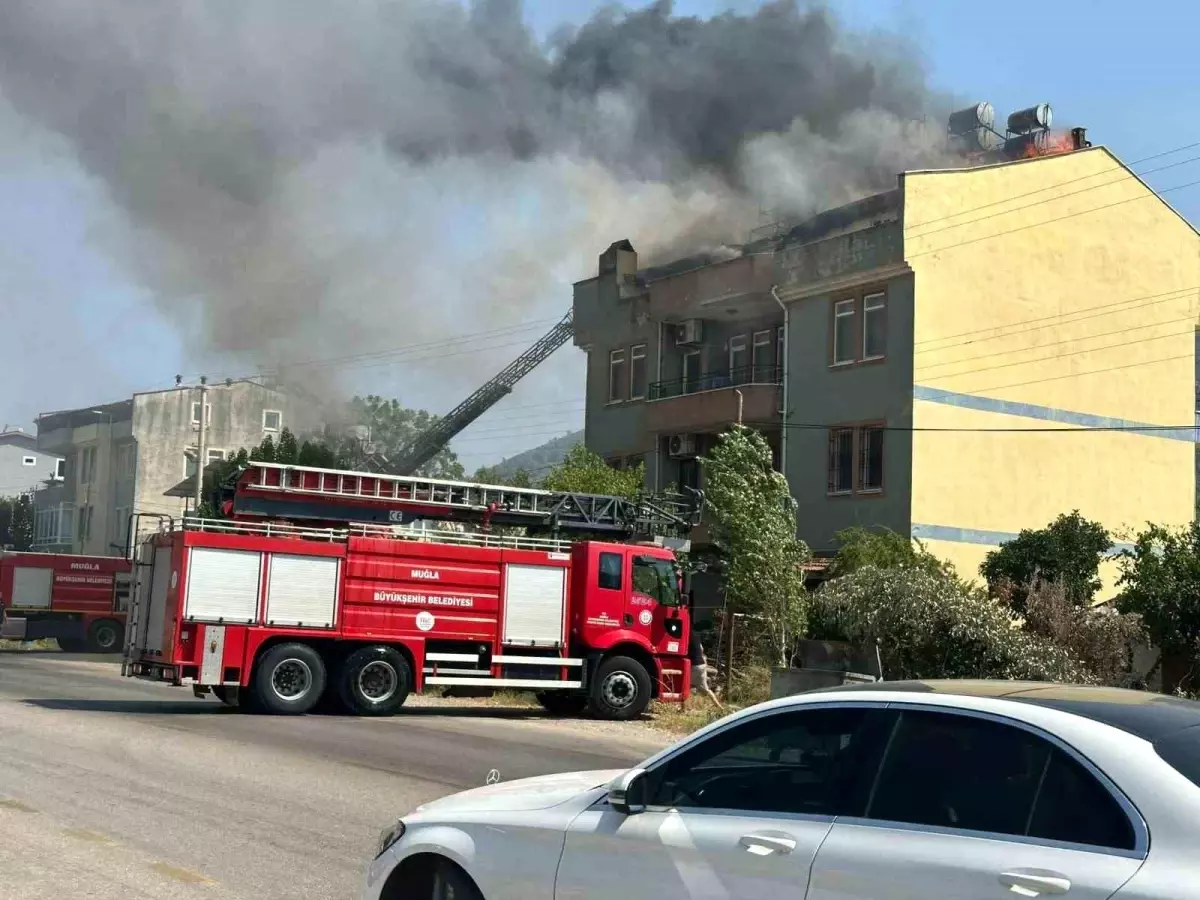 Fethiye\'de 3 Katlı Evde Yangın Çıktı