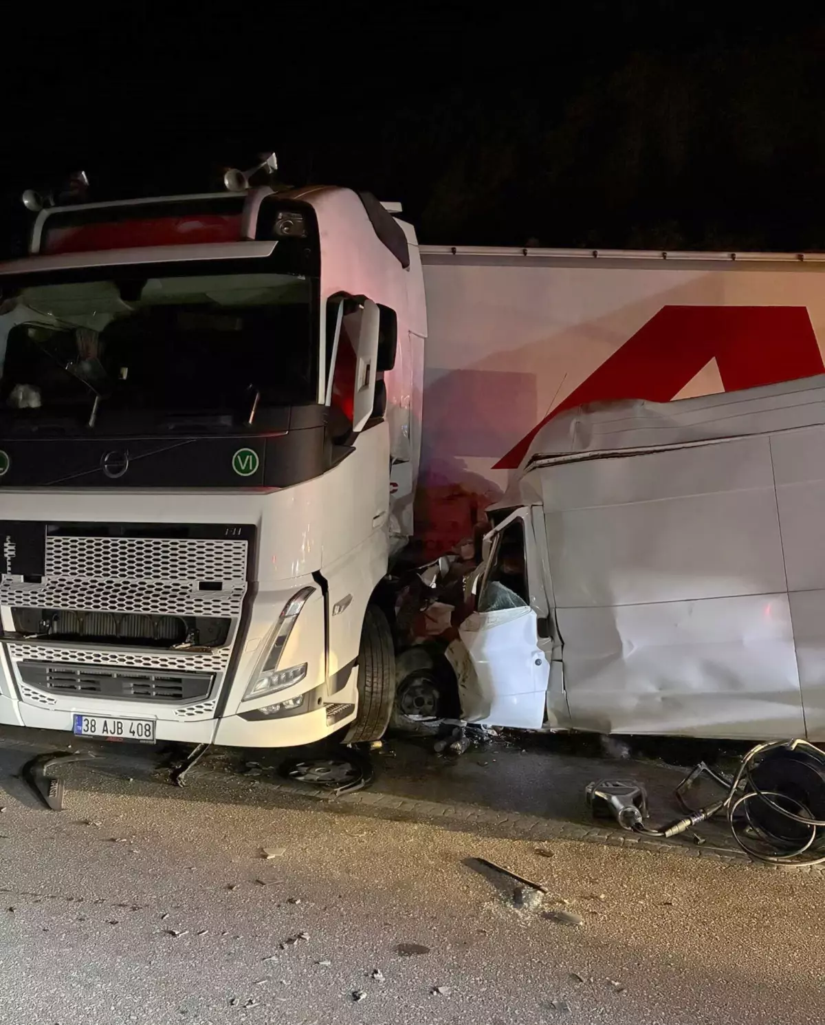 Gaziantep\'te Tır-Minibüs Kazası: 1 Ölü