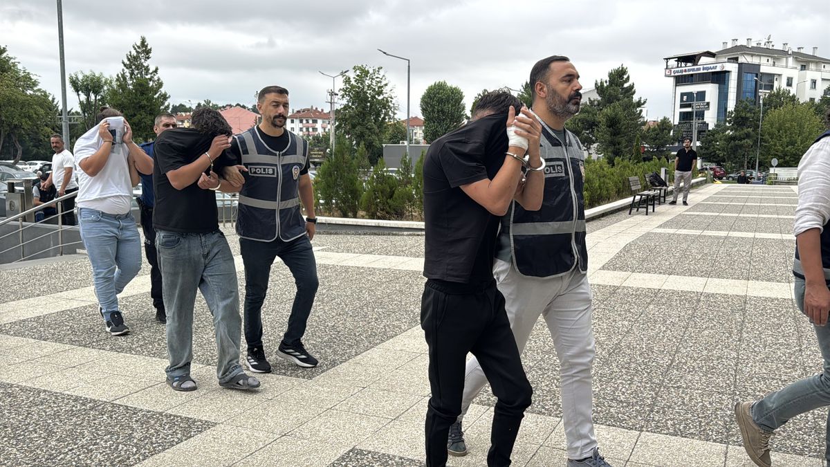 Bolu\'da Alkollü İçki Hırsızlığı: 3 Şüpheli Yakalandı