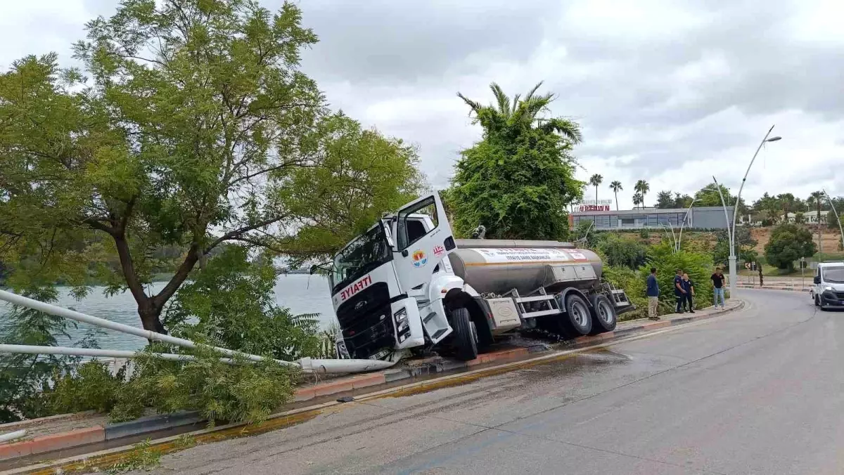 Adana\'da İtfaiye Tankeri Kaza Yaptı