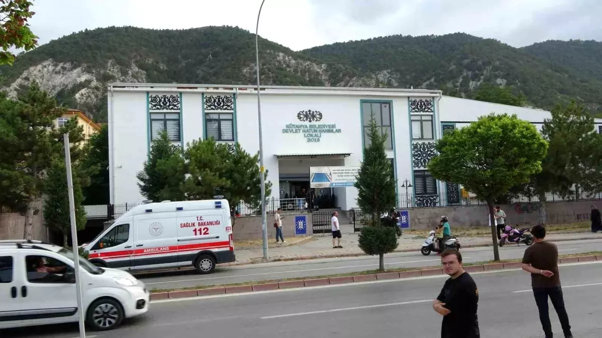 Kütahya\'da Lokalde Asma Tavan Çöktü, 1 Yaralı