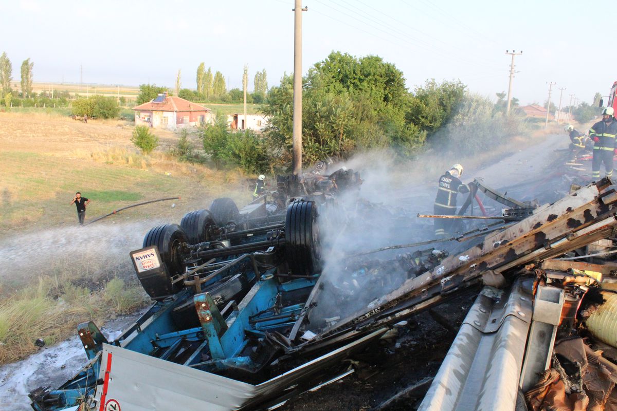 Aksaray\'da TIR Devrildi, Şoför Ağır Yaralı