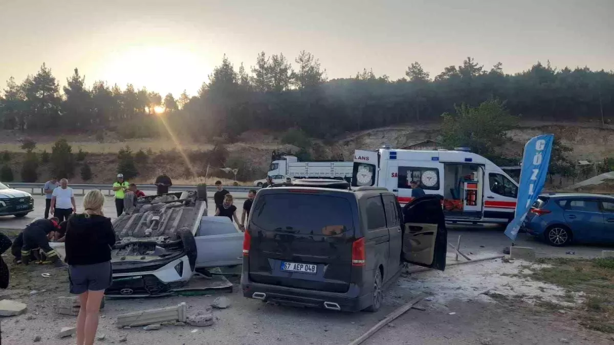 Burdur\'da Midibüs ile Otomobil Çarpıştı: 6 Yaralı