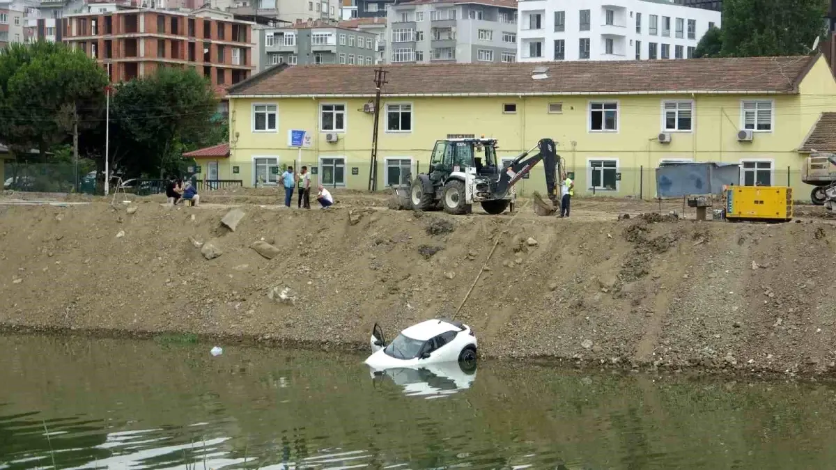 Samsun\'da SUV Araç Mert Irmağı\'na Düştü