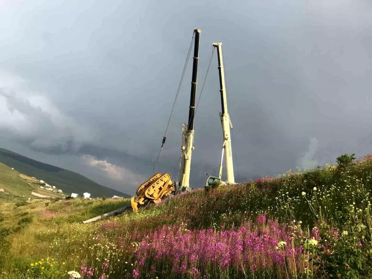 Tır Dorsesi Dereye Uçtu