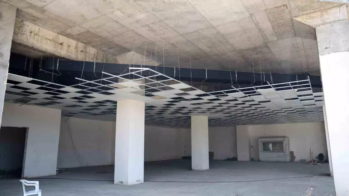 Kırşehir\'deki Minibüs Terminali Projesi Tamamlanmıyor, Vatandaşlar Tepkili