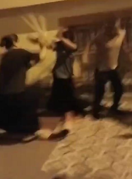 4 kadın sokakta oturan başka bir kadını darp edip elbiseleri soydu