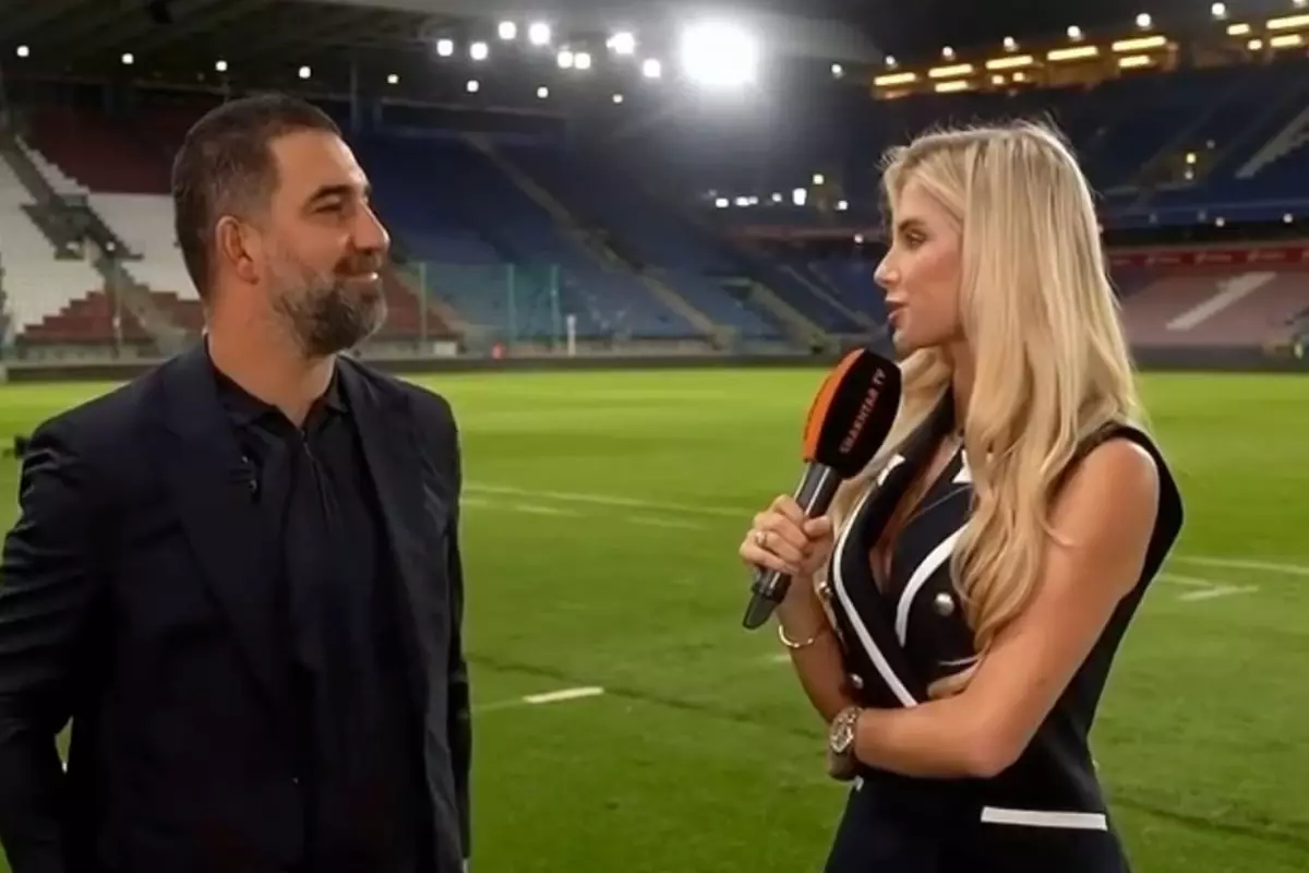 Arda Turan\'ın röportajdaki bakışlarına dikkat: Bu kez spikerden gözlerini ayırmadı