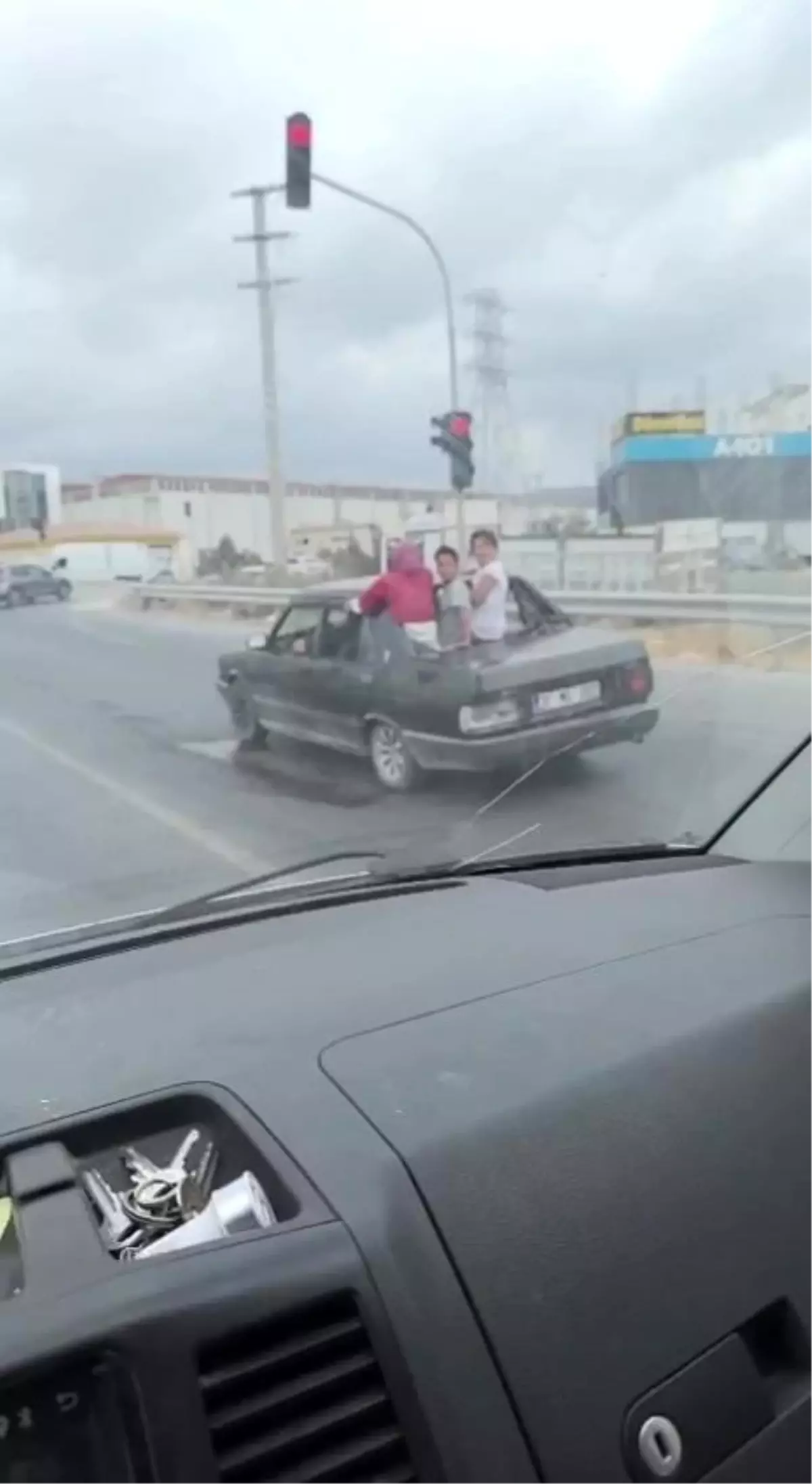 Hatay\'da tehlikeli yolculuk: Çocuklar TOFAŞ\'tan dışarı sarktı