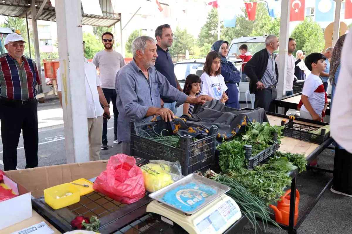 Sivas\'ta Doğal Ürünler ve Köy Pazarı Açıldı