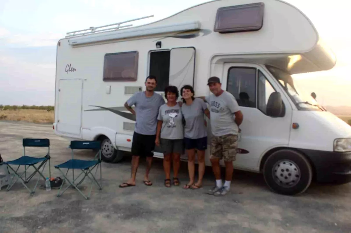 İtalyan Aile Türkiye\'de Meke Gölü\'nde Kamp Yaptı