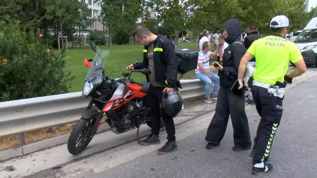 Kartal\'da Zincirleme Kaza: Motosikletli Devrildi