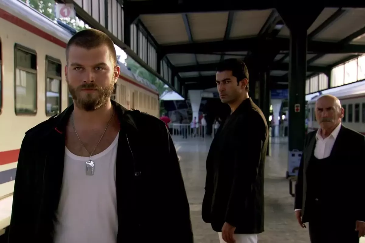 Kıvanç Tatlıtuğ\'un hayatı bir vitrin ilanıyla değişti
