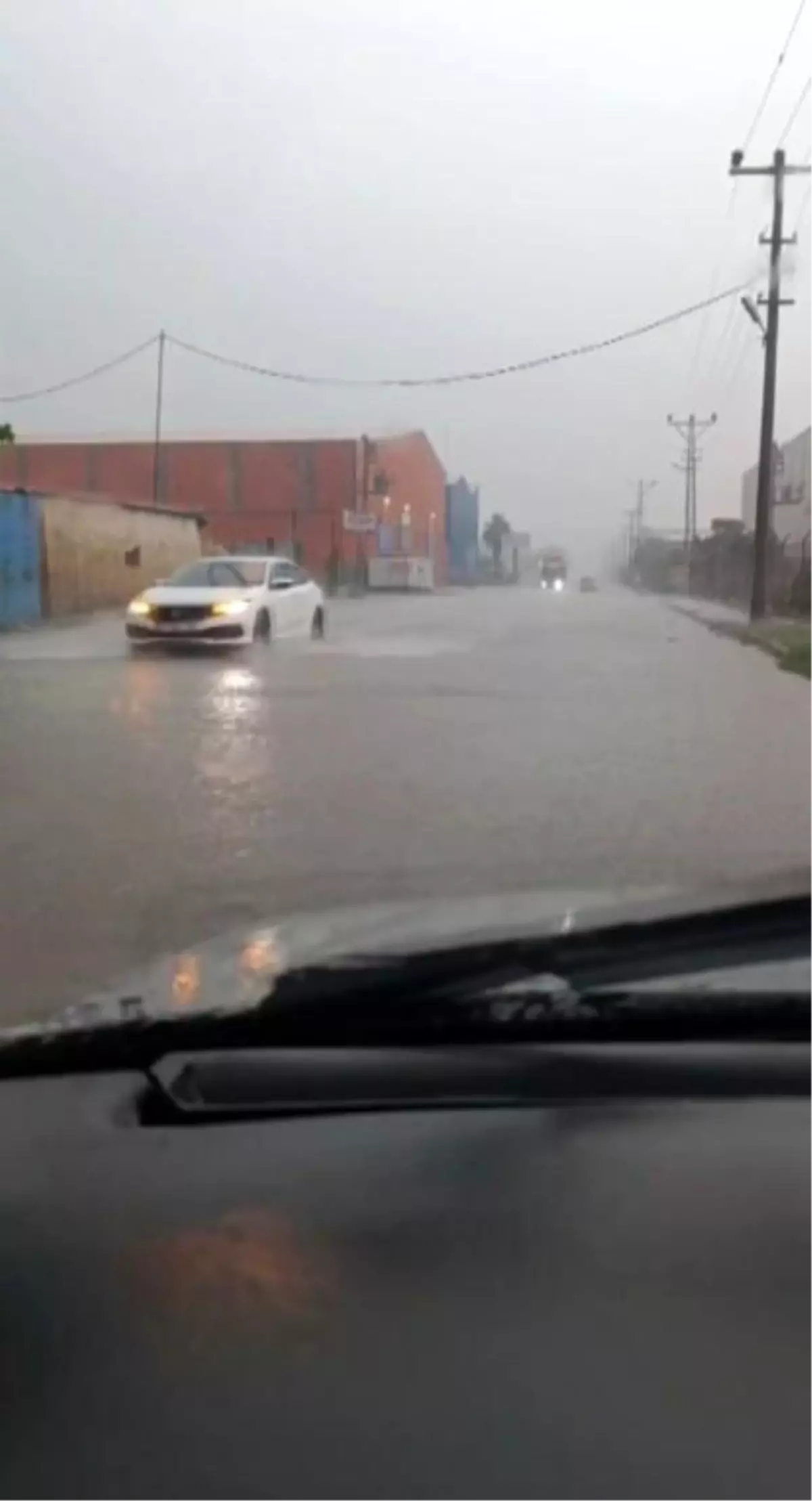Hatay\'da Aniden Bastıran Yağmur Araçları Mahsur Bıraktı