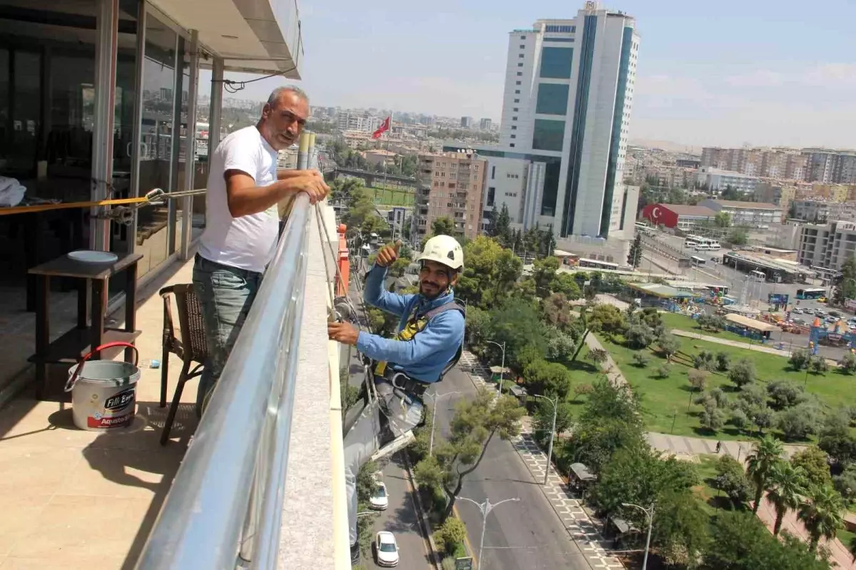 Şanlıurfa\'da Endüstriyel Dağcılar Yüksek Binalarda Çalışıyor