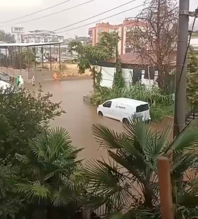 Onlarca araç ve vatandaş göle dönen alt geçitte mahsur kaldı