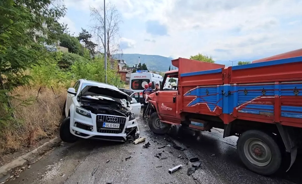 Sapanca\'da Trafik Kazası: 5 Yaralı