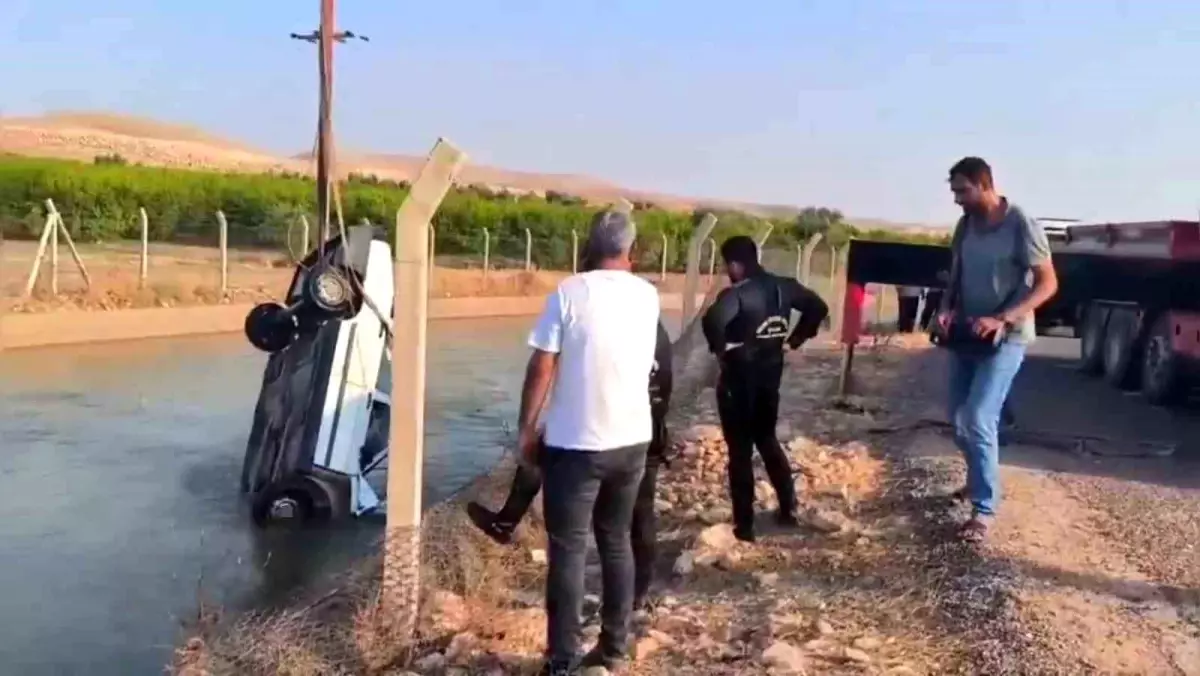 Şanlıurfa\'da Sulama Kanalına Düşen Otomobildeki İki Kişi Kurtarıldı