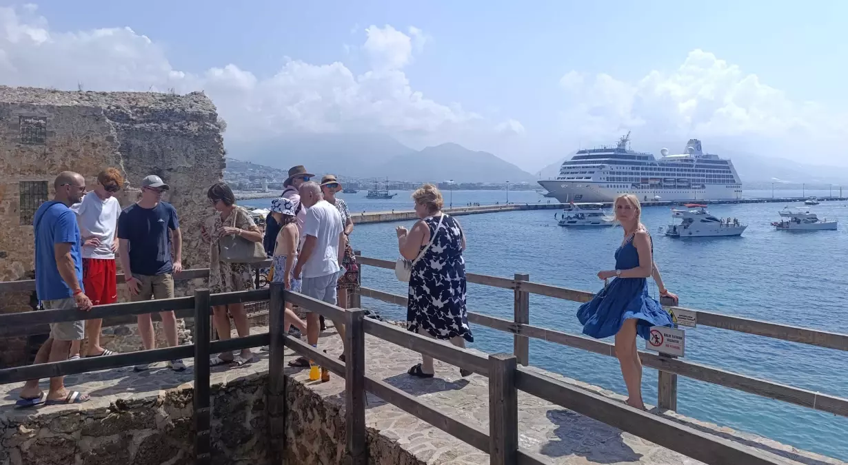 Nautica Kruvaziyeri Alanya\'ya Demirledi