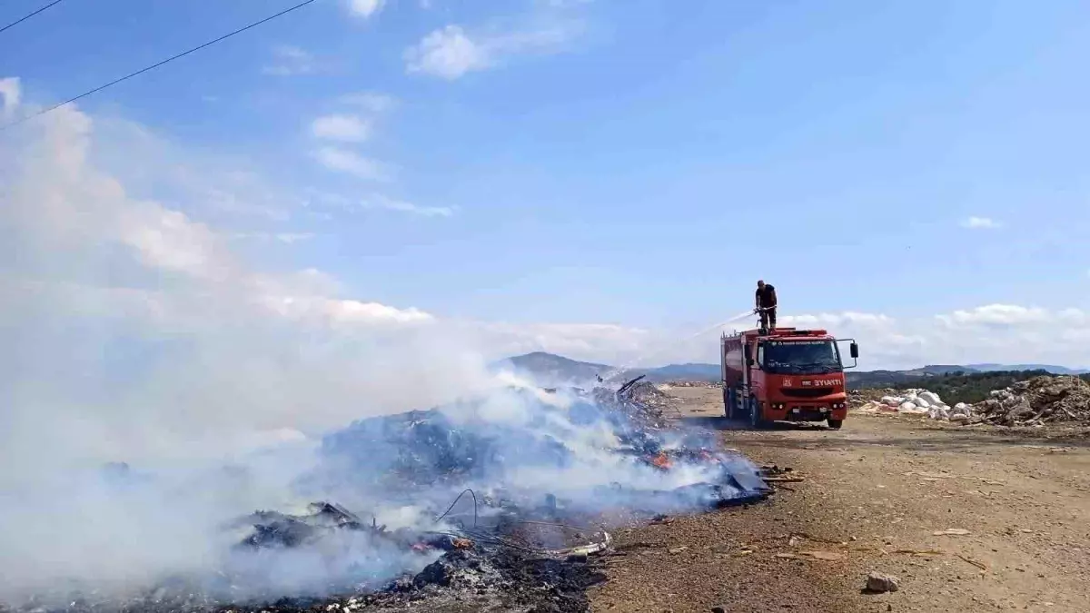 Balıkesir\'de Çöplükte Yangın Çıktı, İtfaiye Müdahele Etti