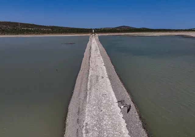 Barajda su seviyesi düştü, eski İzmir-Çeşme kara yolu ortaya çıktı