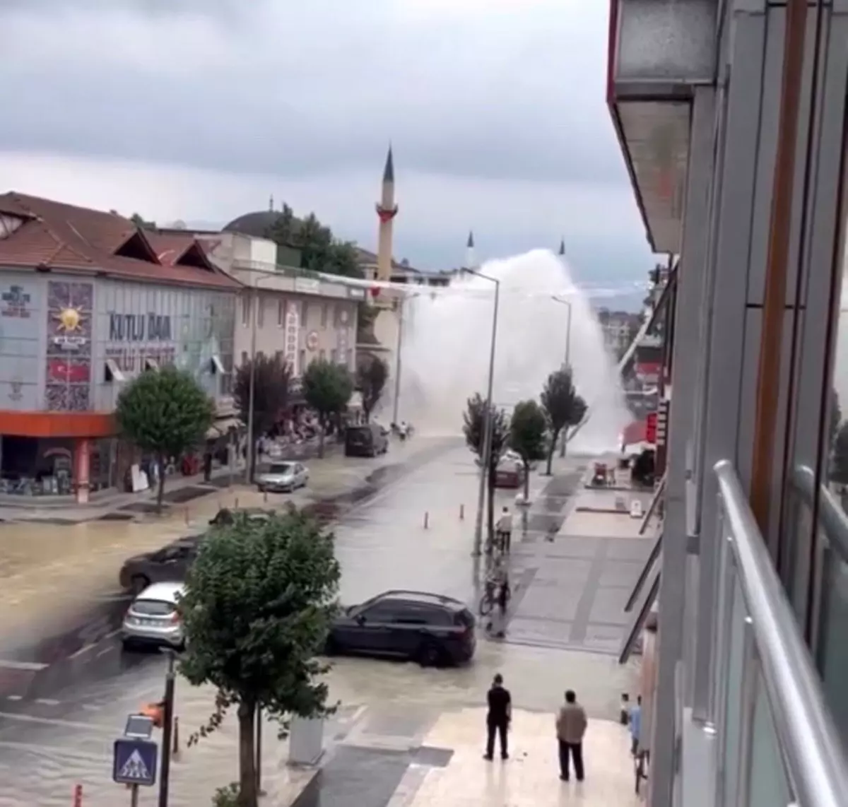 Düzce\'de Ana Su Borusunda Patlama: Sokaklar Göle Döndü