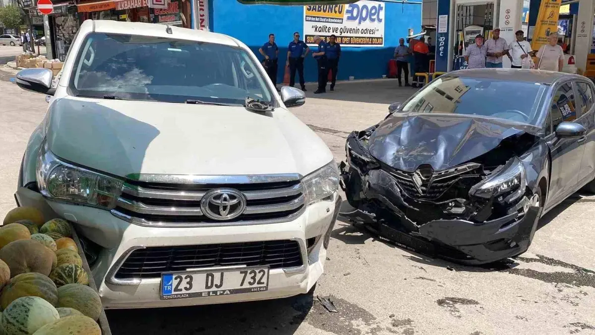 Elazığ\'da Araç Çarpışması: Maddi Hasar