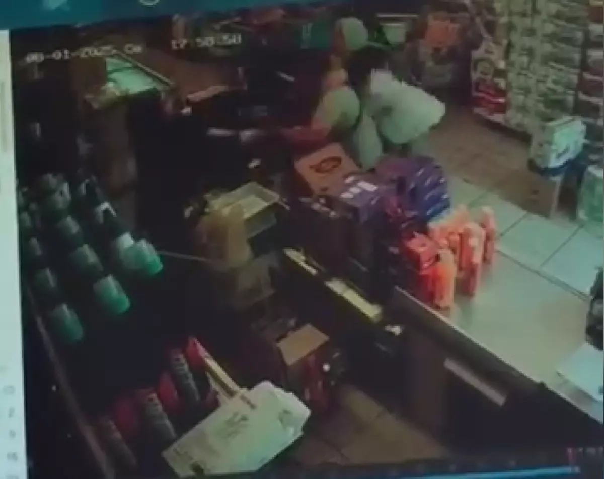 Ürünü müşteriye fırlattı, müşteri kasiyere yumrukla saldırdı