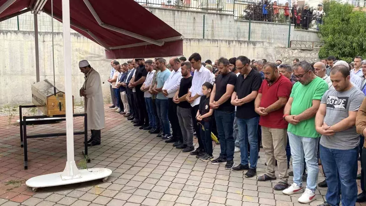 Serinlemek İçin Girdiği Barajda Boğulan Çocuk Toprağa Verildi