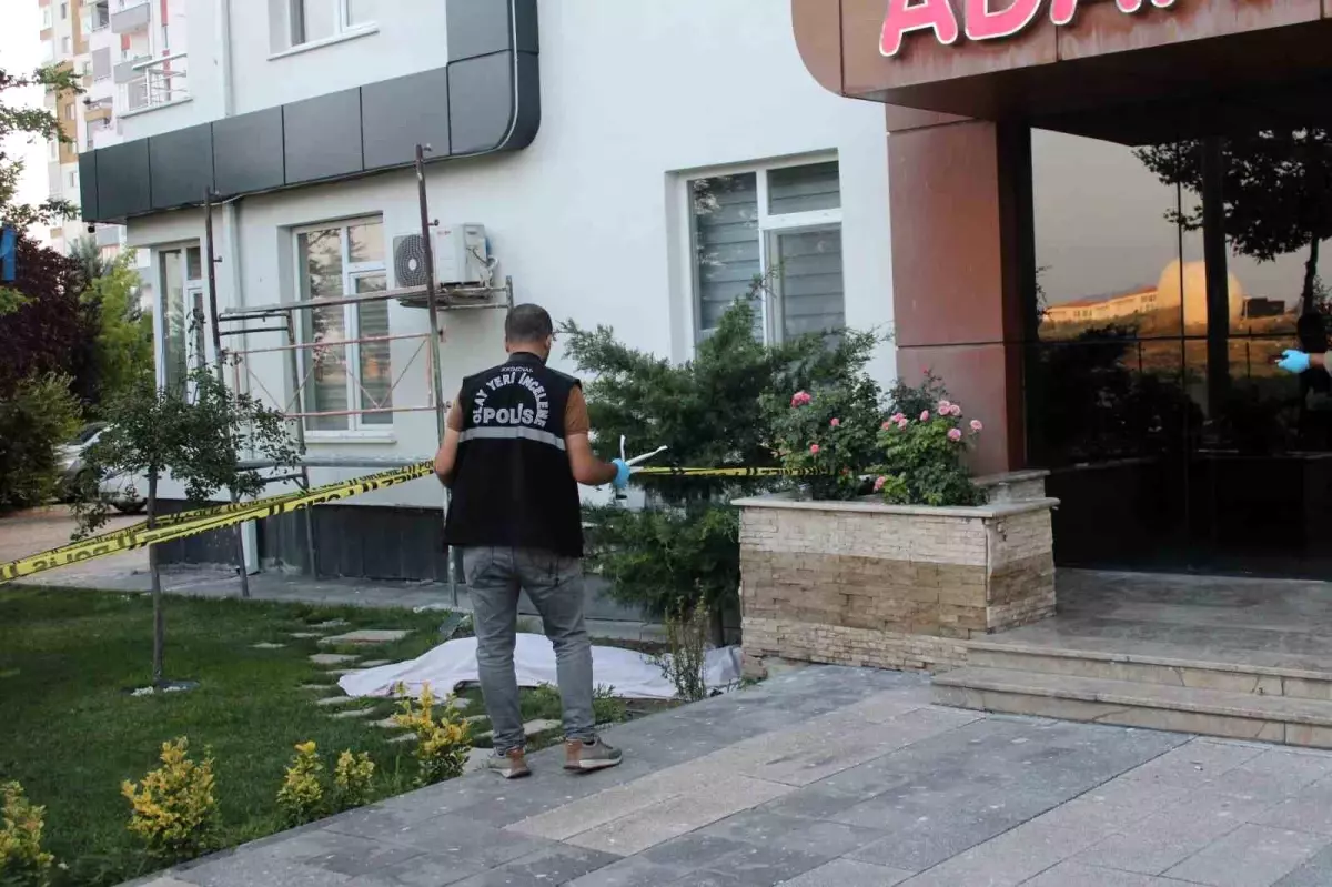 Talas\'ta Kadın Pencereden Düştü