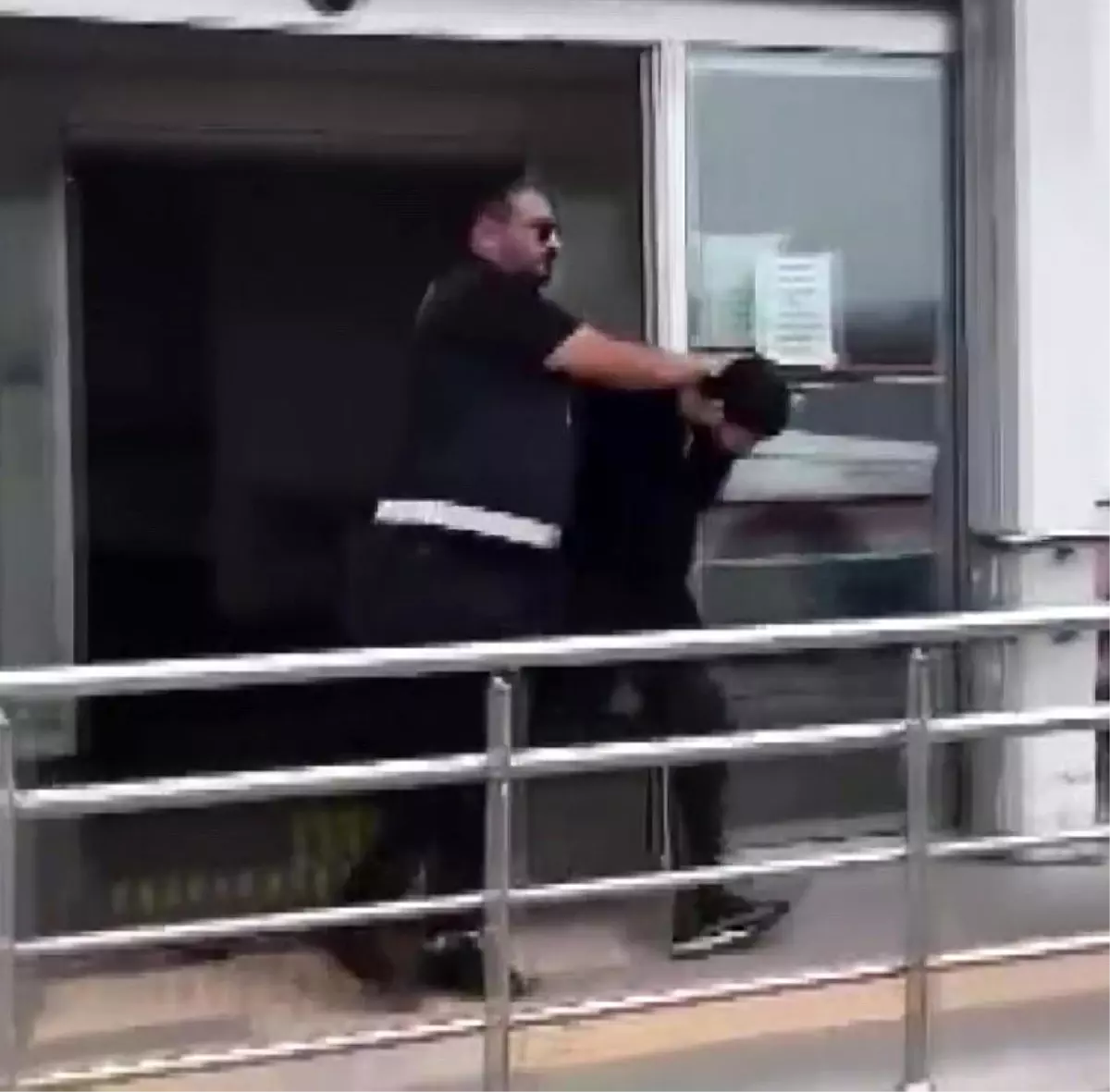 Adana\'da Bunalım Geçiren Genç Silahla Yakalandı