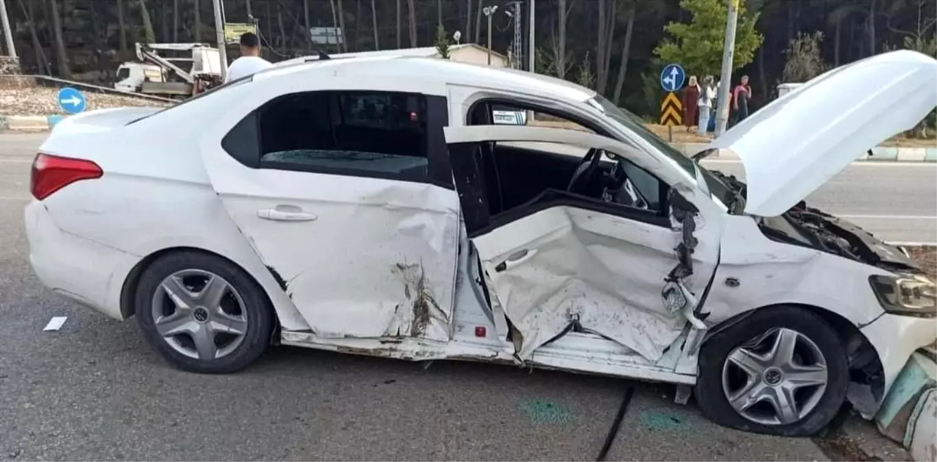 Hatay\'da Ambulans ve Otomobil Çarpıştı