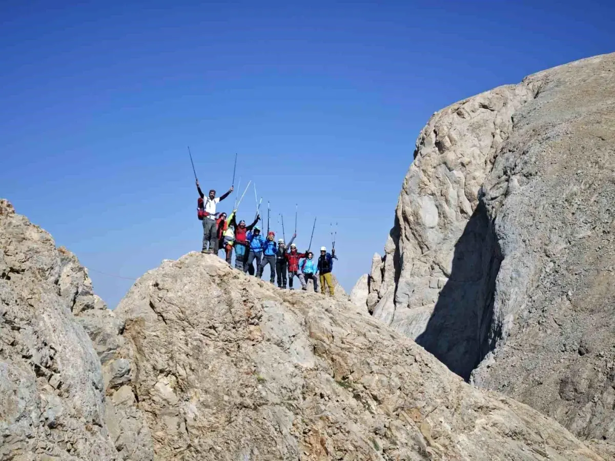 Cilo Reşko Dağı\'nda Zirve Sevinci