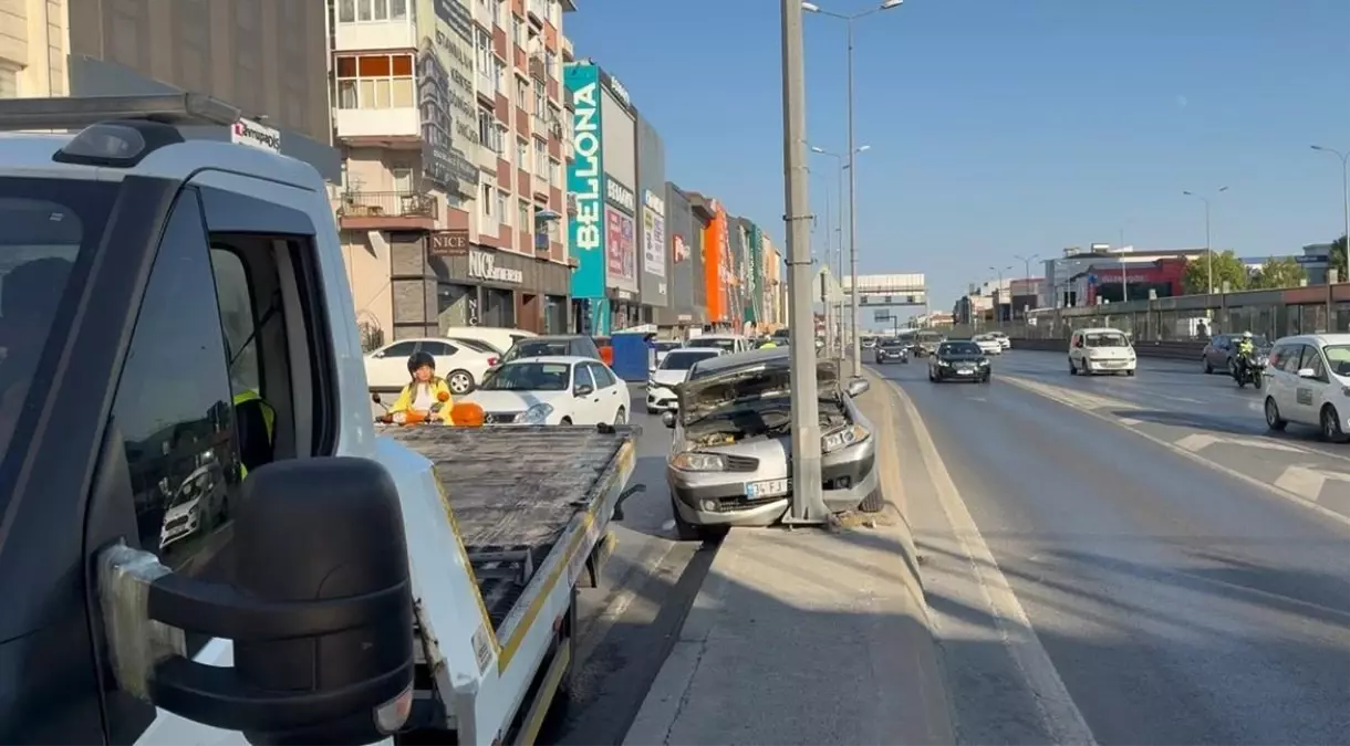 İstanbul\'da Kaza: Sürücü Elektrik Direğine Çarptı