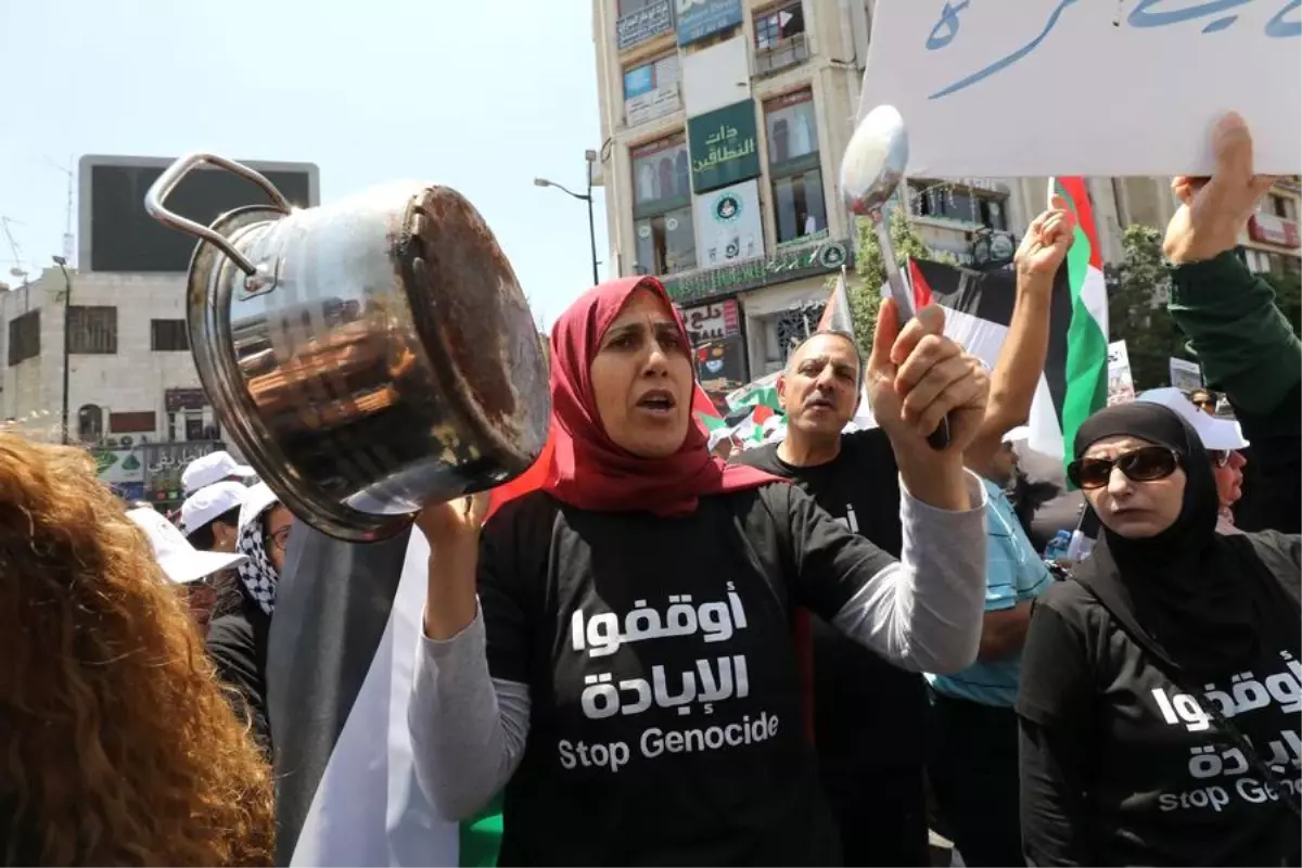 Filistinliler İsrail\'i Protesto Etti