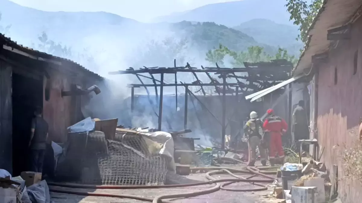 İnegöl\'de Mobilya İmalathanesinde Yangın