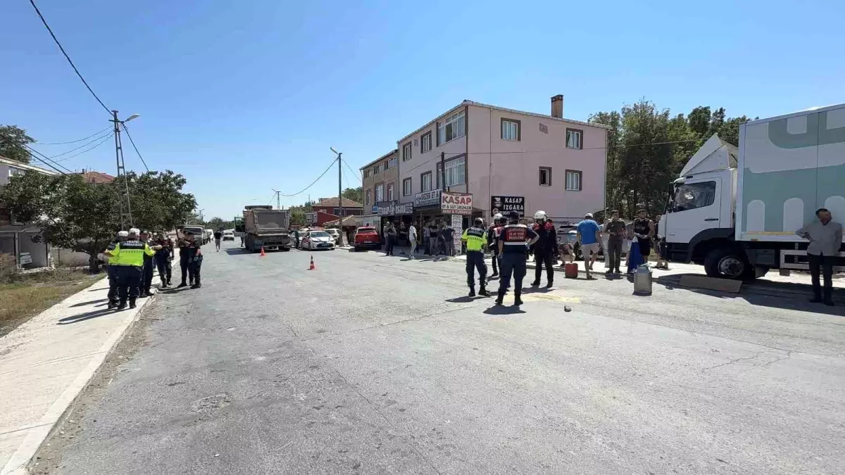 Arnavutköy\'de Faciaya Yol Açan Kaza