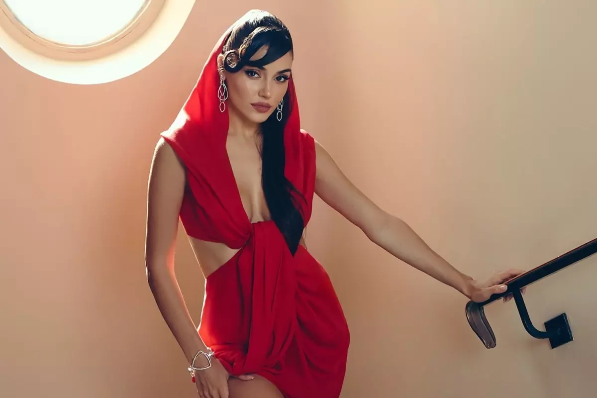 Hande Erçel, İtalya Tatili Sonrası Bodrum\'da Kameralara Yakalandı