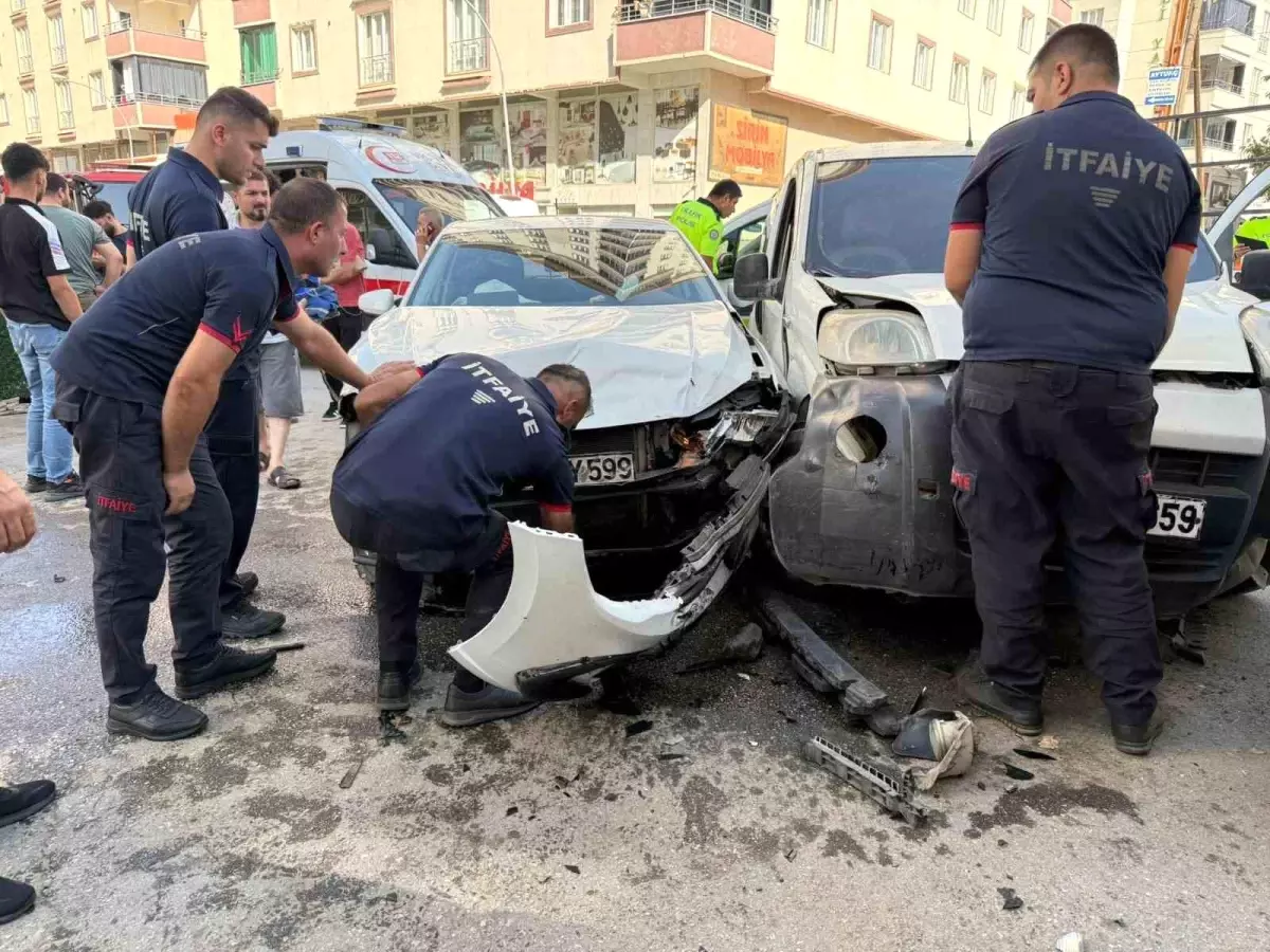 Muş\'ta Trafik Kazası: 3 Yaralı