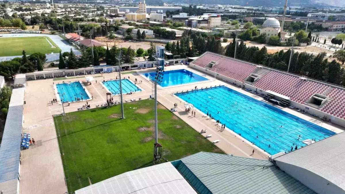 Manisa\'da Olimpik Havuz Akına Uğradı